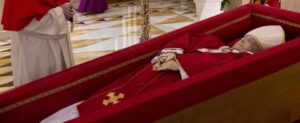 Papa Francesco, diffuse le prime immagini della salma. 5 giorni di lutto nazionale, sabato i funerali