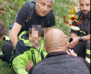 Uomo con sindrome di Down si perde nel bosco, salvato dopo ore di ricerche