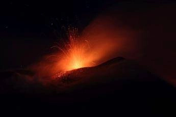 Etna, nuova eruzione: fontane di lava fino a 300 metri