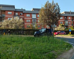 Viterbo – Vola con l’auto sulla rotatoria, incidente al Murialdo