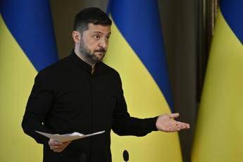 Ucraina, Zelensky attacca: “Delegazione russa a Istanbul è una farsa”. Mosca: “Pagliaccio perdente”