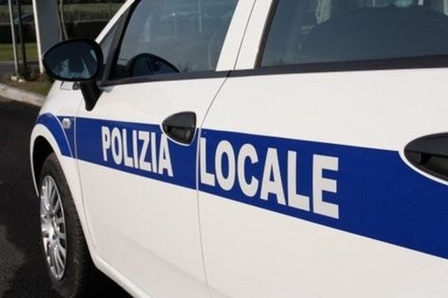 Frosinone: trova 250 euro e li porta ai vigili, trovato proprietario e premiata giovane donna