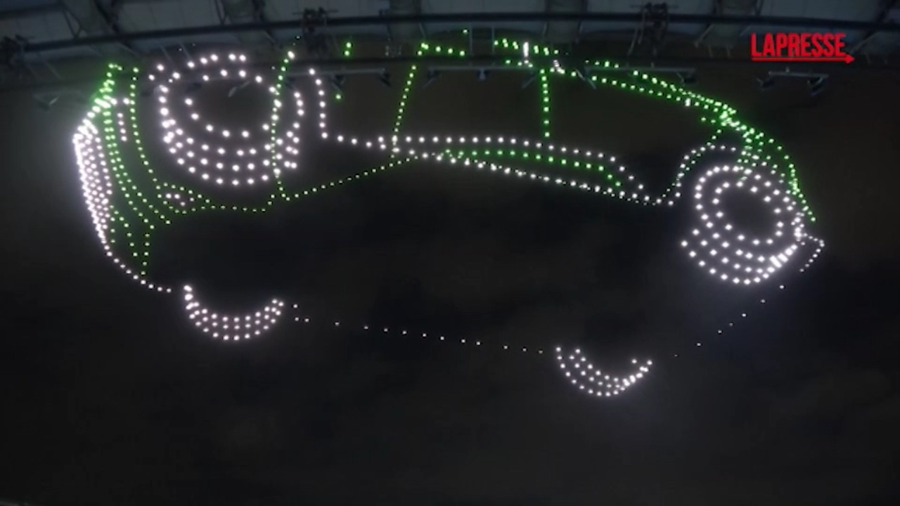 Roma si illumina con i droni: debutta la Dolphin Surf di BYD