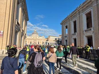 Leone XIV, già 10mila fedeli in piazza per la messa di insediamento di Papa Prevost