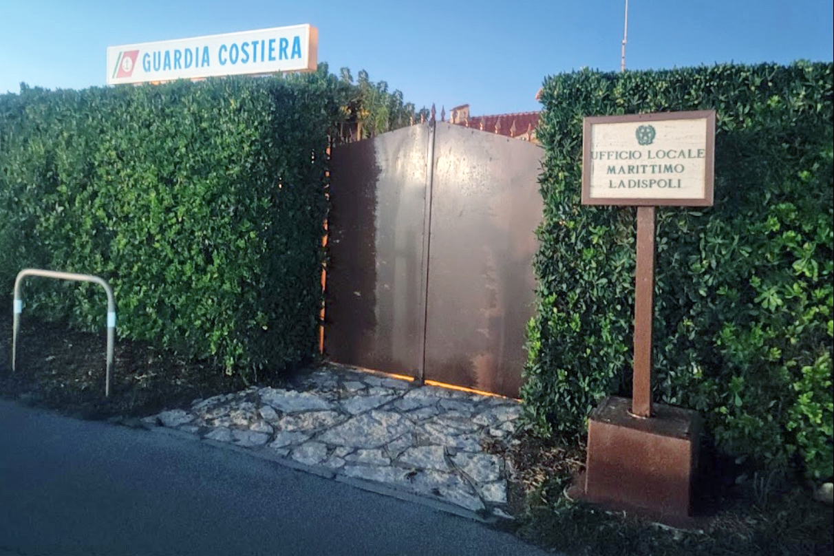 Ladispoli – Ruspe in spiaggia senza autorizzazione e veranda abusiva, multati due stabilimenti balneari