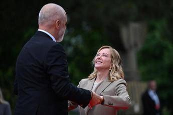 A Tirana summit della Comunità Politica Europea. Arriva Meloni, Rama si inginocchia