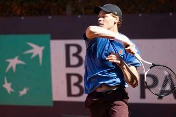 Sinner, risveglio muscolare e allenamento: la giornata di Jannik verso l’esordio