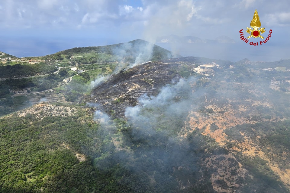 Incendio sull’isola di Ponza, vigili del fuoco al lavoro con elicottero e aereo