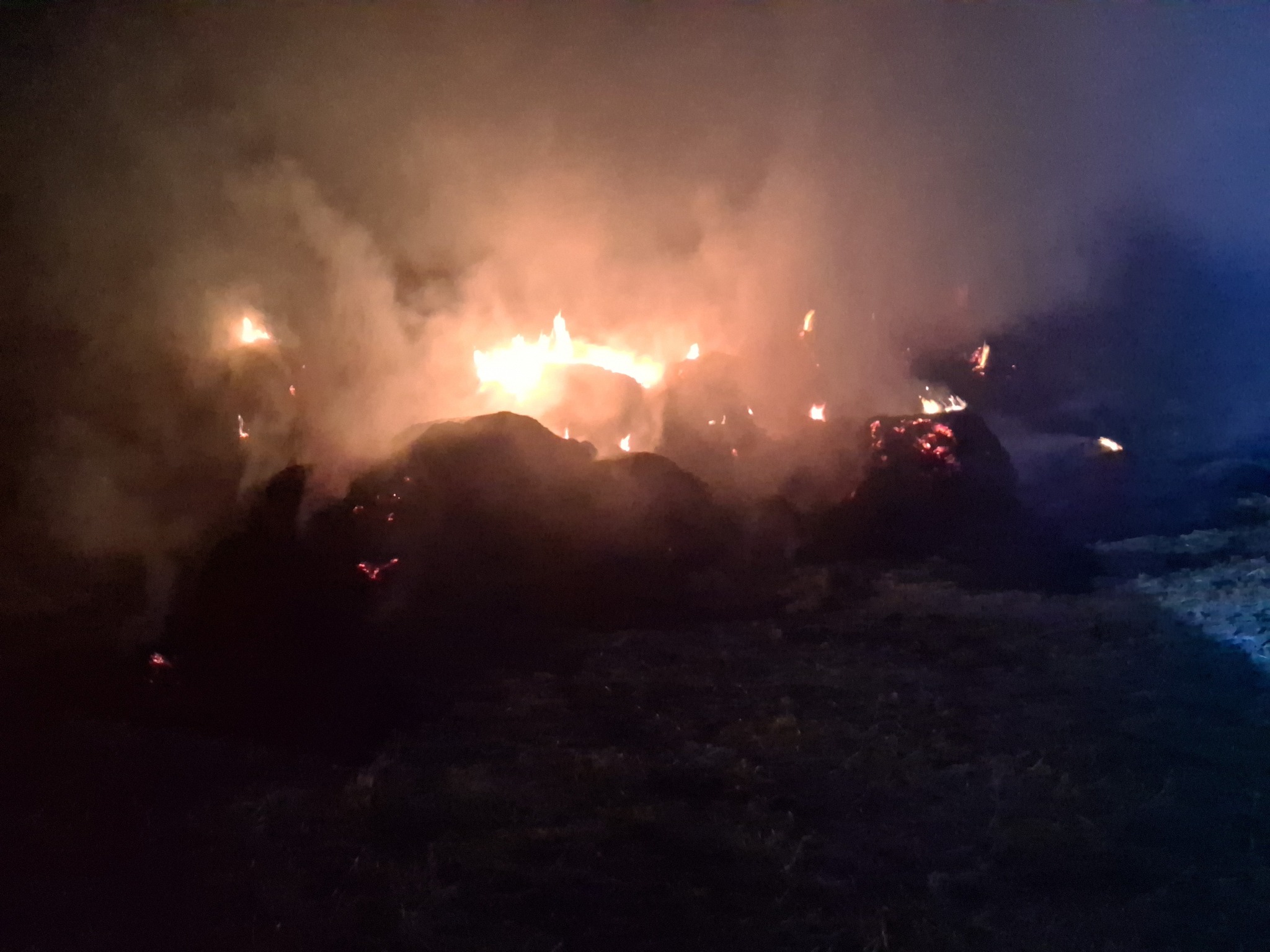 Tarquinia – Incendio nella notte, in fiamme balloni di fieno a ridosso dell’Aurelia bis (FOTO)