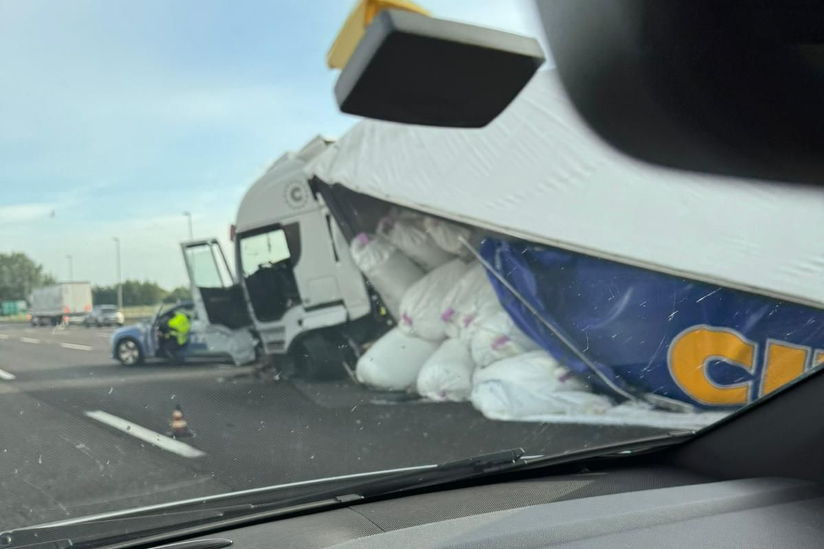 Grave incidente tra due camion sull’A1, uno si ribalta e rovescia il carico su tre corsie