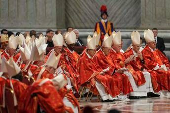 Conclave al via, prima fumata verso le 19. Cardinale Re: “‘Somme chiavi’ in mani giuste”