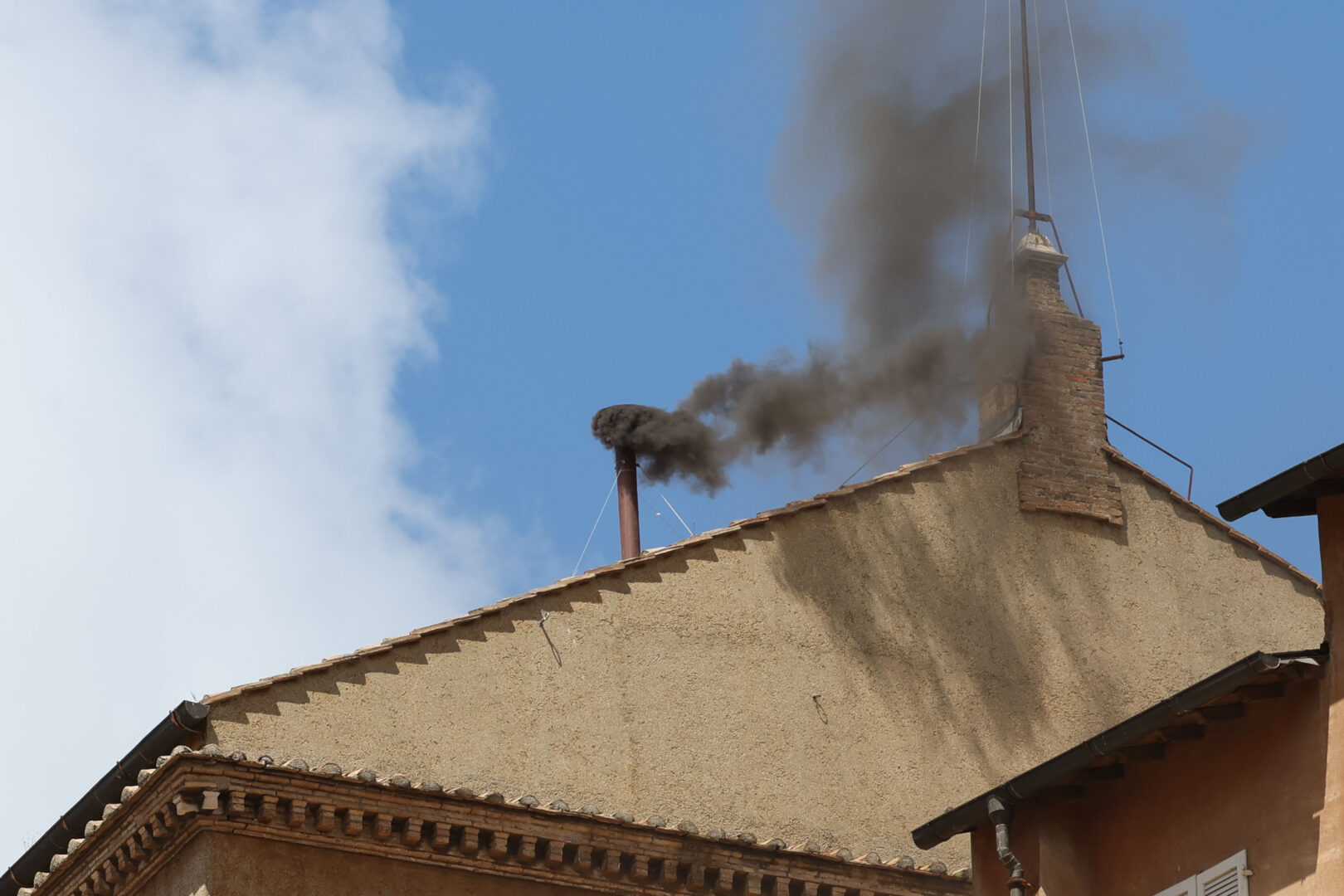 Fumata nera in mattinata, attesa per le votazioni del pomeriggio