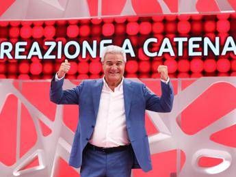 Pino Insegno torna con ‘Reazione a catena’ e replica alle critiche: “Bassi ascolti? Non devo dimostrare nulla”