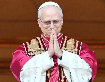 Leone XIV, il fratello: “Da piccolo giocava a fare il prete con l’asse da stiro”