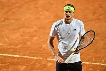 Zverev, paura sul volo per Parigi: “L’aereo è stato colpito da un fulmine”