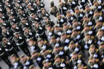 Russia, al via parata per Giorno Vittoria. Putin: “Tutto il Paese sostiene offensiva in Ucraina”