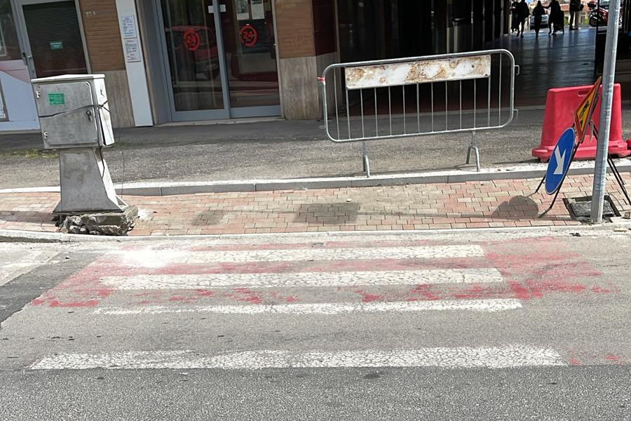 Tarquinia città delle barriere architettoniche, residenti in carrozzina denunciano l’inaccessibilità (FOTO)