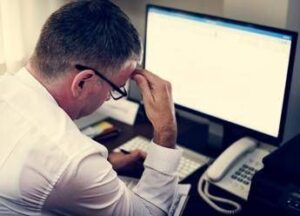 Troppo lavoro cambia il cervello: lo studio