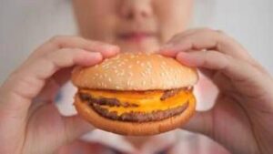 Esperti: “Si muore più per cattiva nutrizione che per mix fumo droga e alcol”