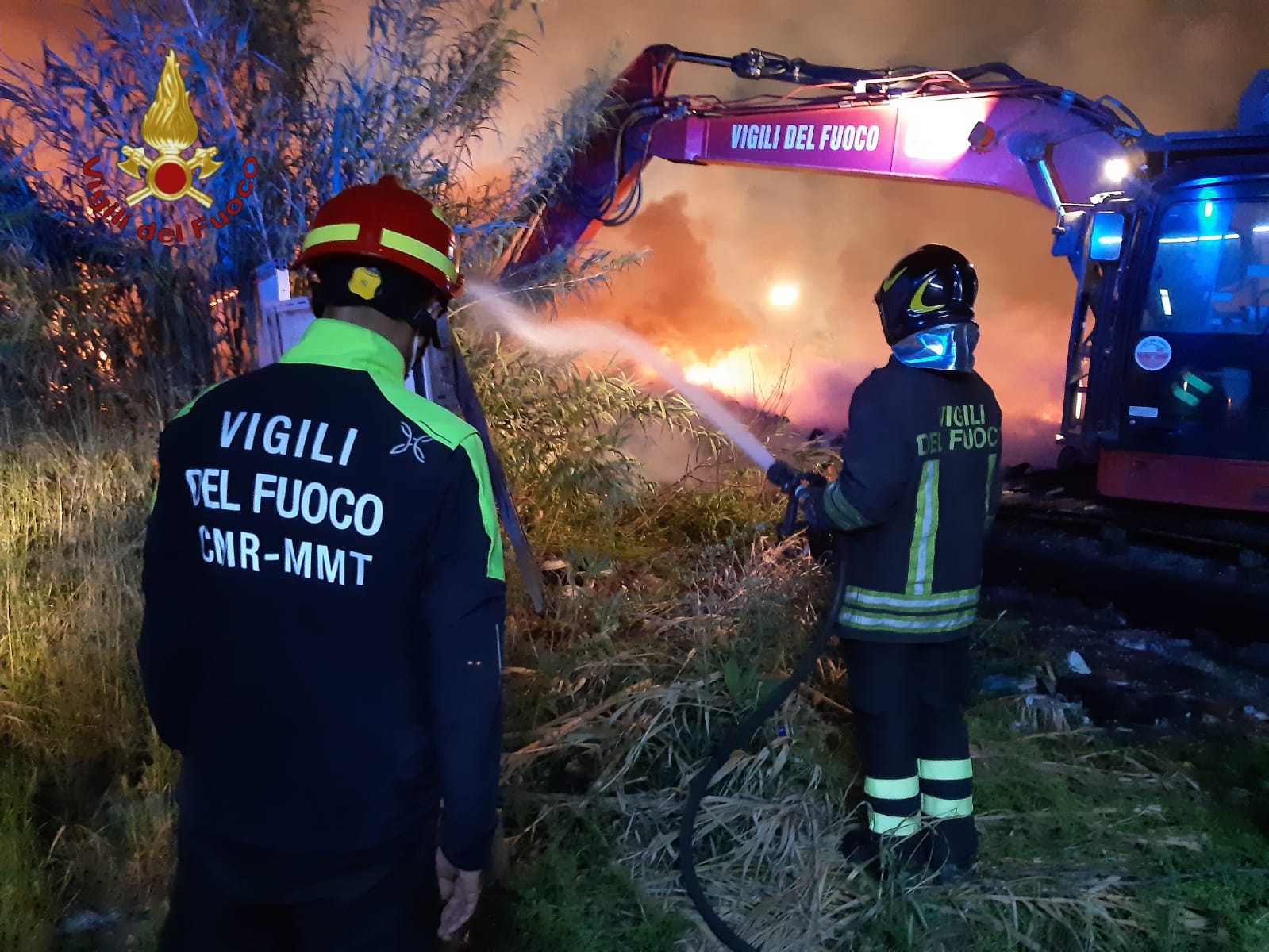 Roma: incendio campo rom tra Tivoli e Guidonia, operazioni spegnimento durate tutta la notte