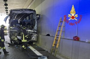 Scontro fra un tir e un bus scolastico nel comasco, morta una maestra