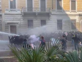 Remigration summit, scontri al corteo degli antagonisti a Milano