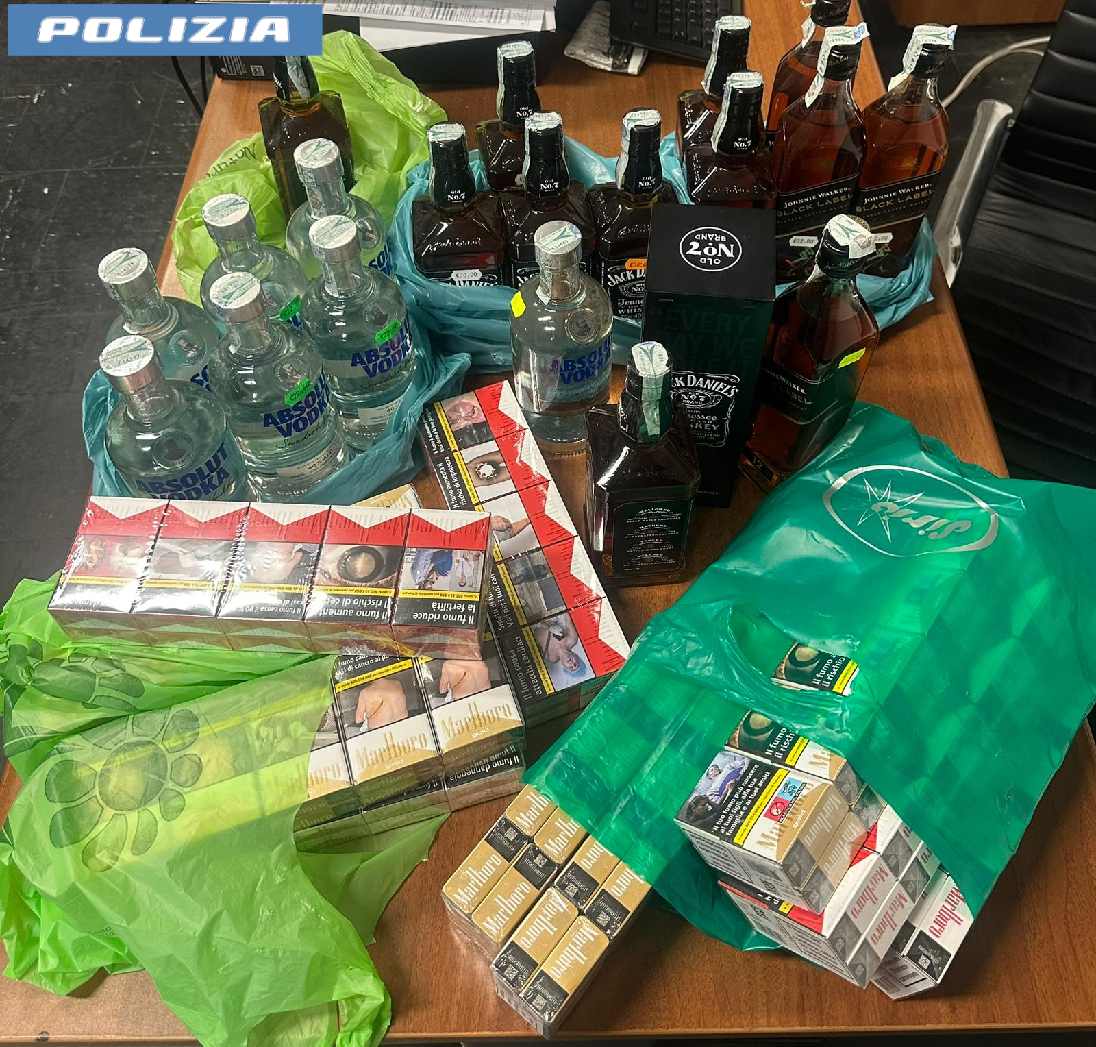 “Le sono cadute le monete”, poi il furto e lo shopping con la carta di credito rubata