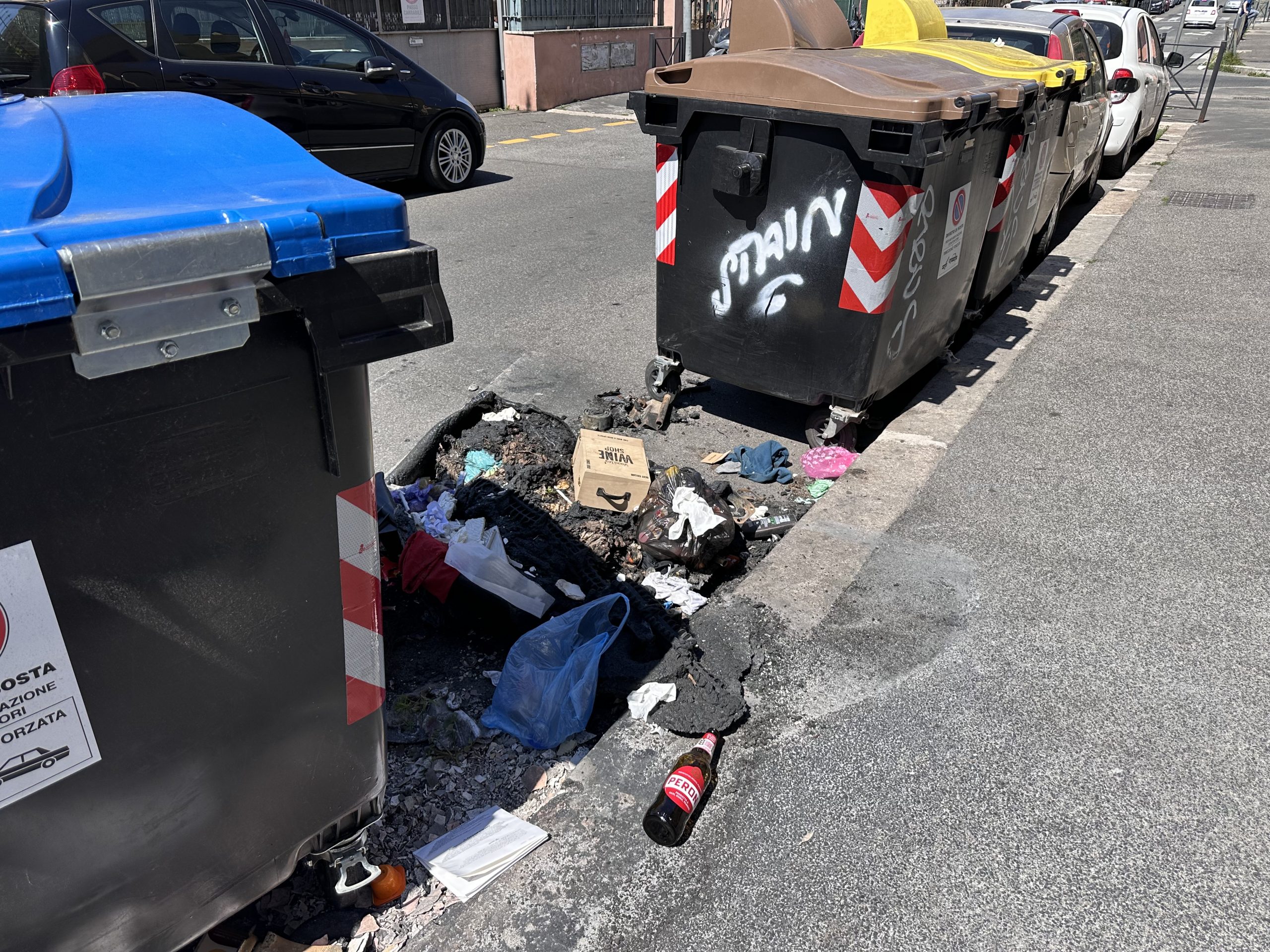 Roma – Monte Mario: rimossa l’auto andata a fuoco il 12 aprile, restano degrado e sporcizia