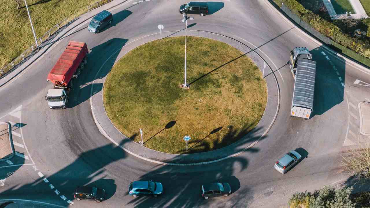 Capranica – Fratelli d’Italia contro Nocchi: “Rotatoria realizzata con 500mila euro finanziati da centrodestra regionale”