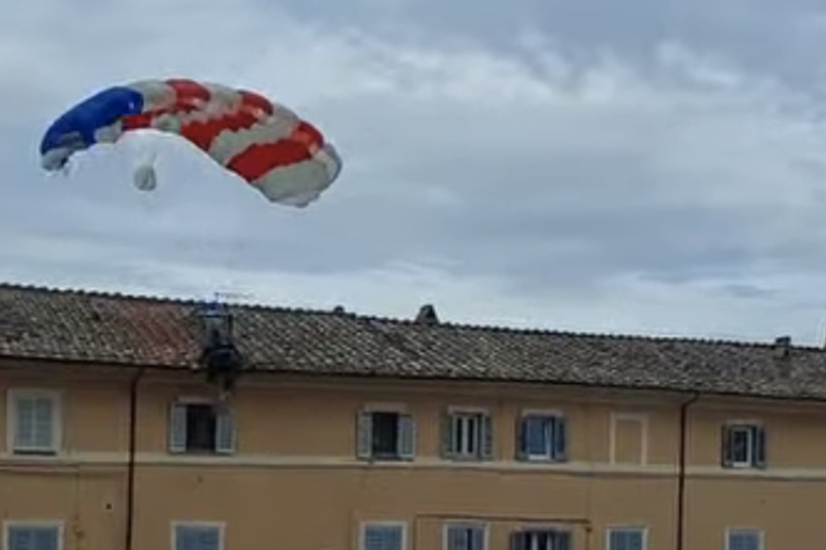 Caprarola – Il paracadutista Lino Della Corte: “Il mio problema in atterraggio è stato causato da una forte turbolenza” (VIDEO)