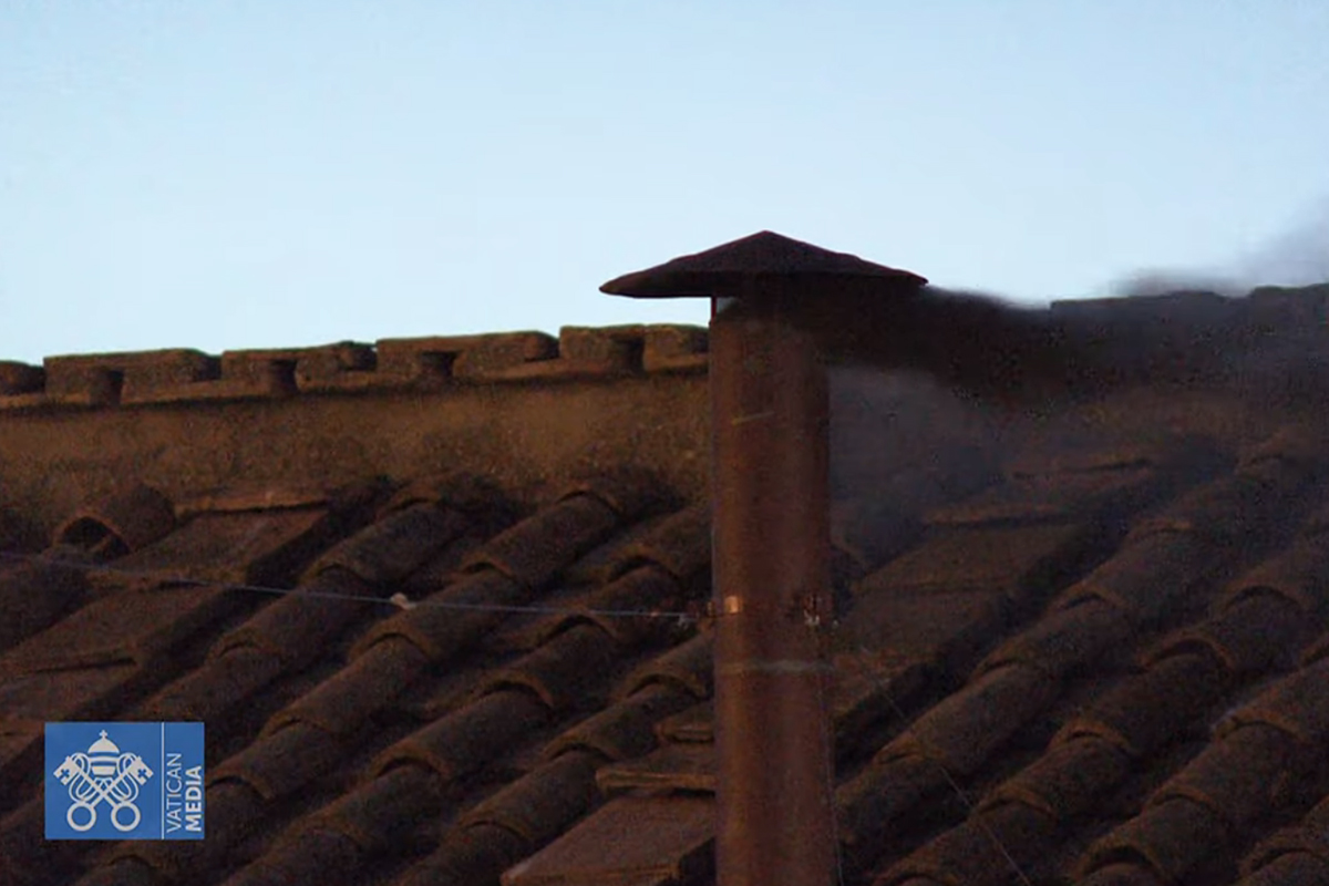 Roma – Conclave, alle 21,01 arriva la fumata nera (FOTO)