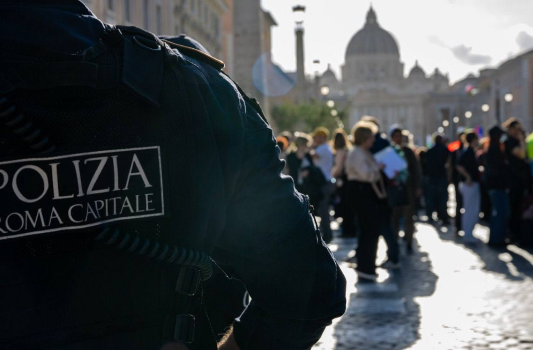 Roma – Conclave, espongono striscione inneggiante a figura islamica a San Pietro: denunciati