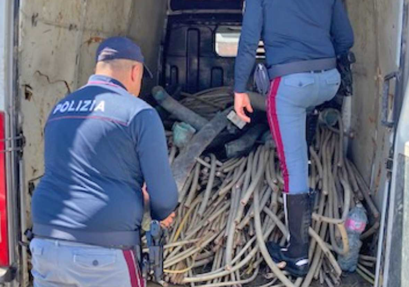 Orte – Alla vista della Polizia abbandonano un furgone carico di rame rubato: è caccia ai ladri