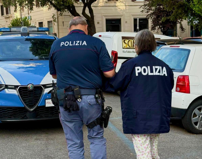 Anziana in pigiama per le vie di Roma, poliziotto fuori servizio la salva