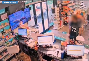 Rapina a mano armata in farmacia a Roma: arrestati in quattro, uno tenta la fuga cambiando look