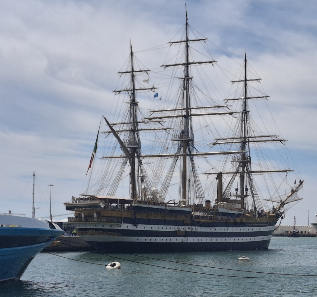 Civitavecchia riabbraccia l’Amerigo Vespucci: aperto il Villaggio, una settimana di eventi e conferenze (FOTO)