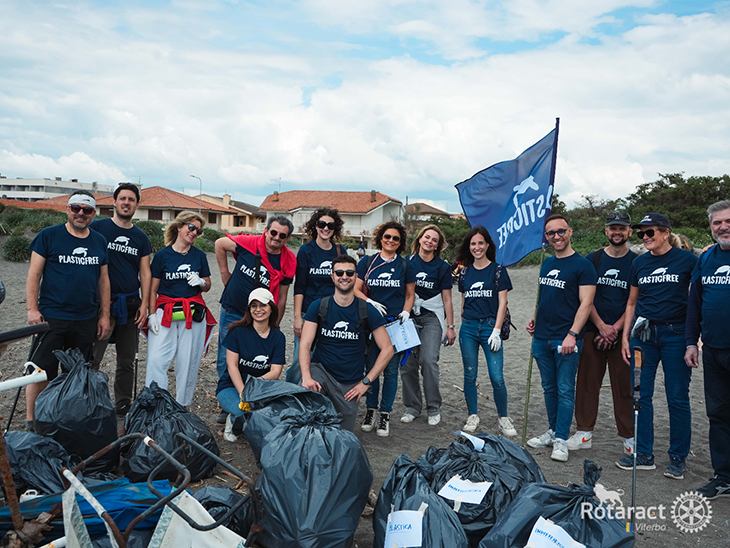 Montalto di Castro – Rotaract Club Viterbo e Pavia, raccolti 15 sacchi di plastica sulle spiagge