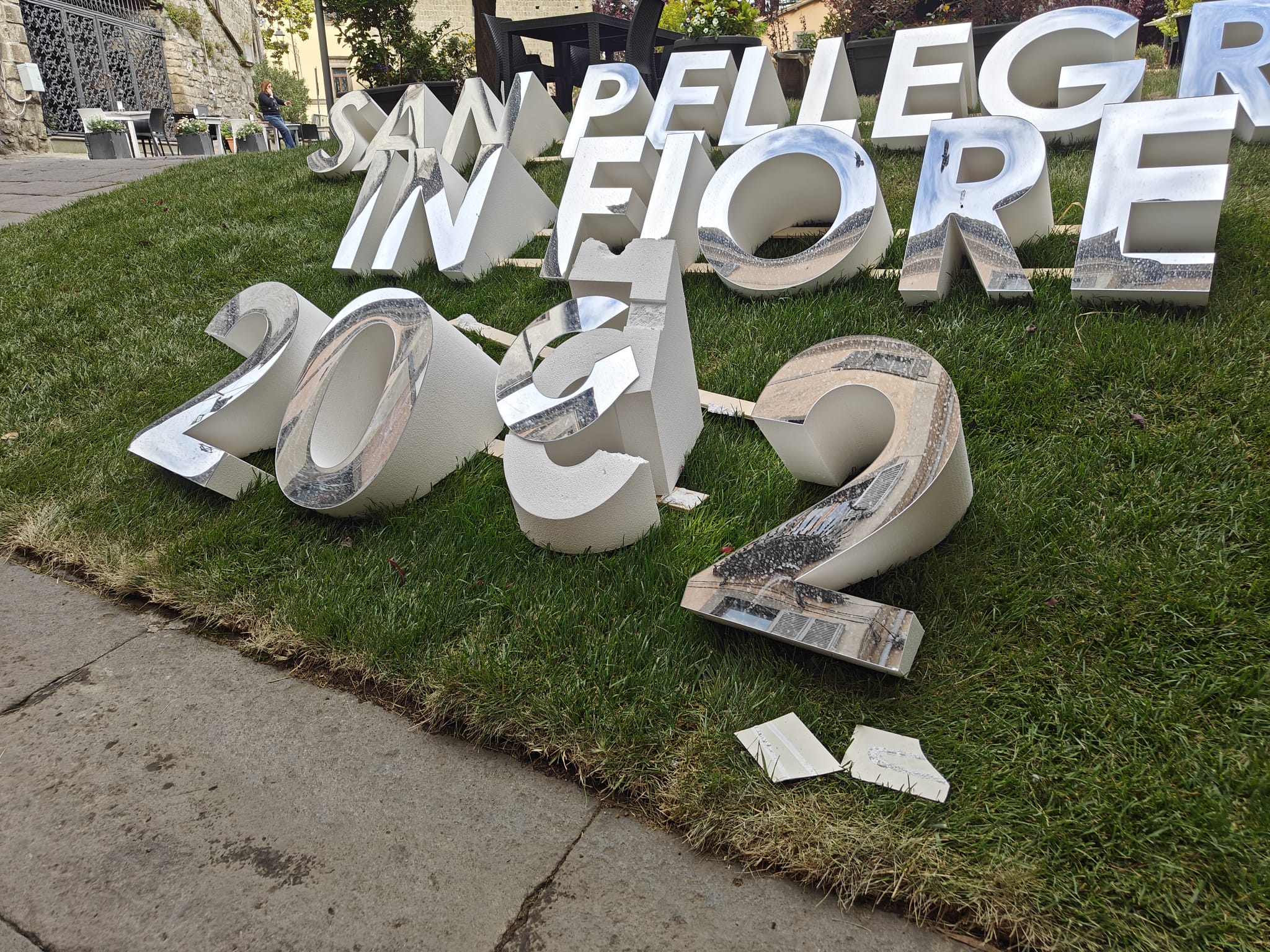 Viterbo – Vandali a San Pellegrino in Fiore, rubate piante e devastata la scritta