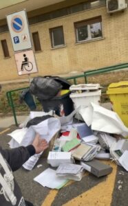Civitavecchia – Benedetti denuncia ancora degrado: all’anagrafe cassonetti traboccanti di documenti ufficiali – FOTO