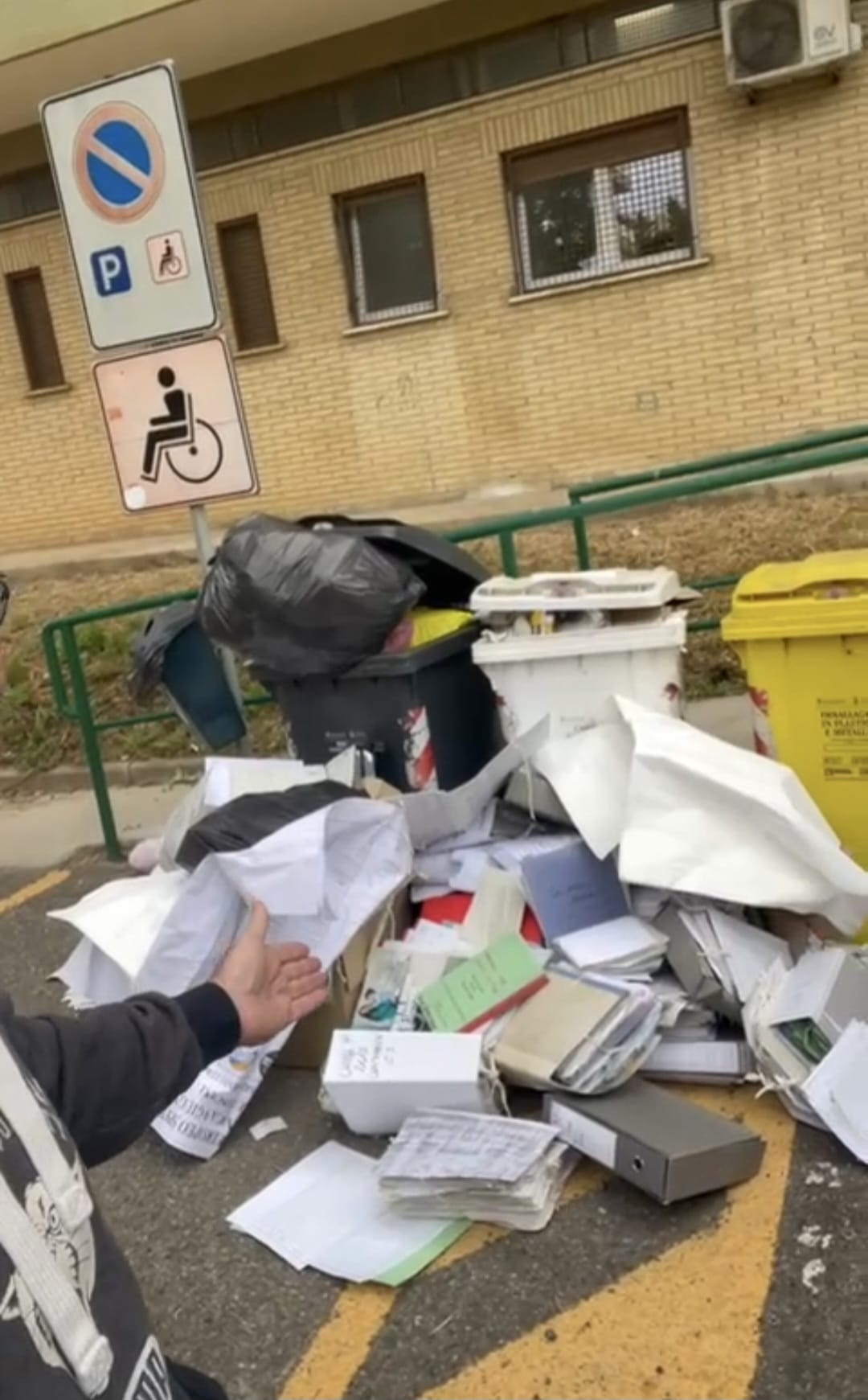 Civitavecchia – Benedetti denuncia ancora degrado: all’anagrafe cassonetti traboccanti di documenti ufficiali – FOTO