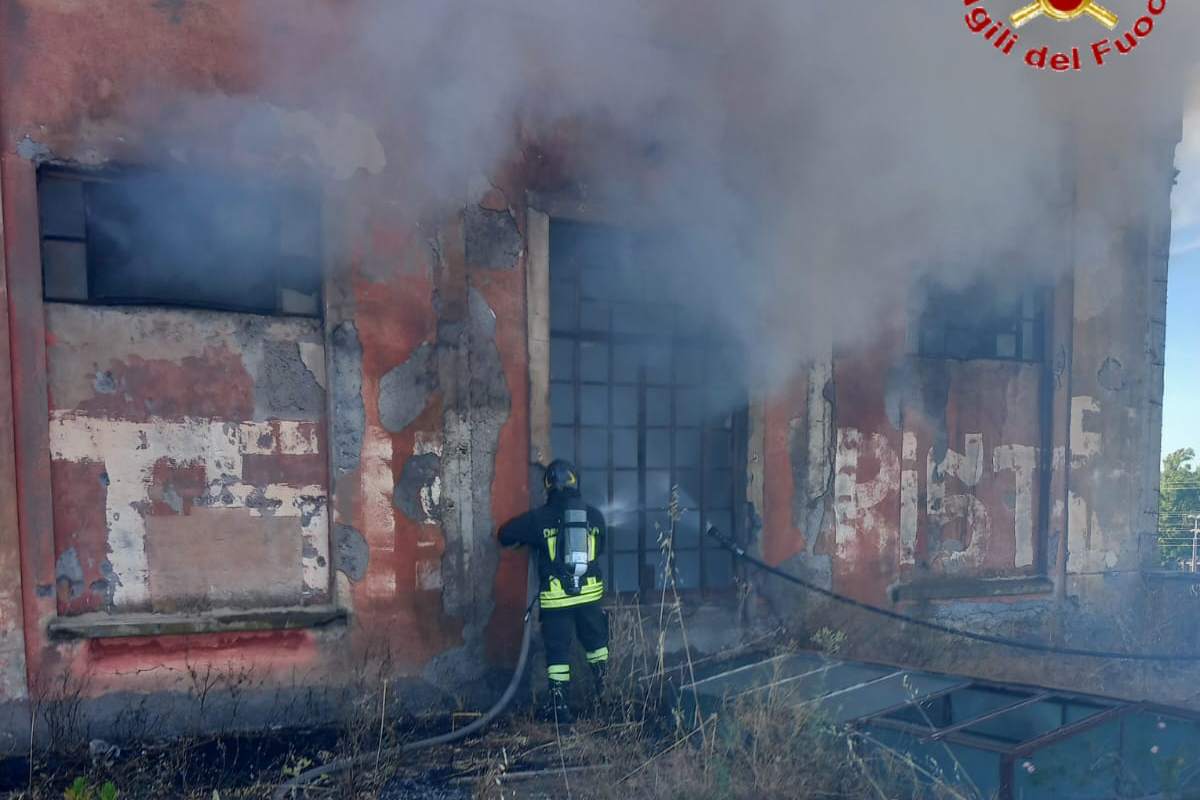 Fiumicino – Brucia la cantina sociale abbandonata, intervengono i Vigili del fuoco di Cerveteri (FOTO)