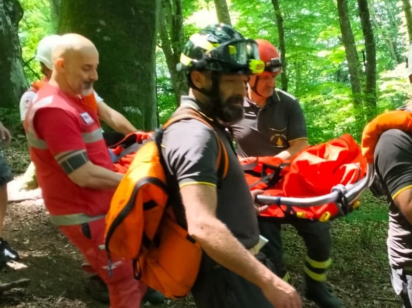 Soriano nel Cimino – Donna si infortuna su un sentiero della faggeta, trasportata in barella per 500 metri
