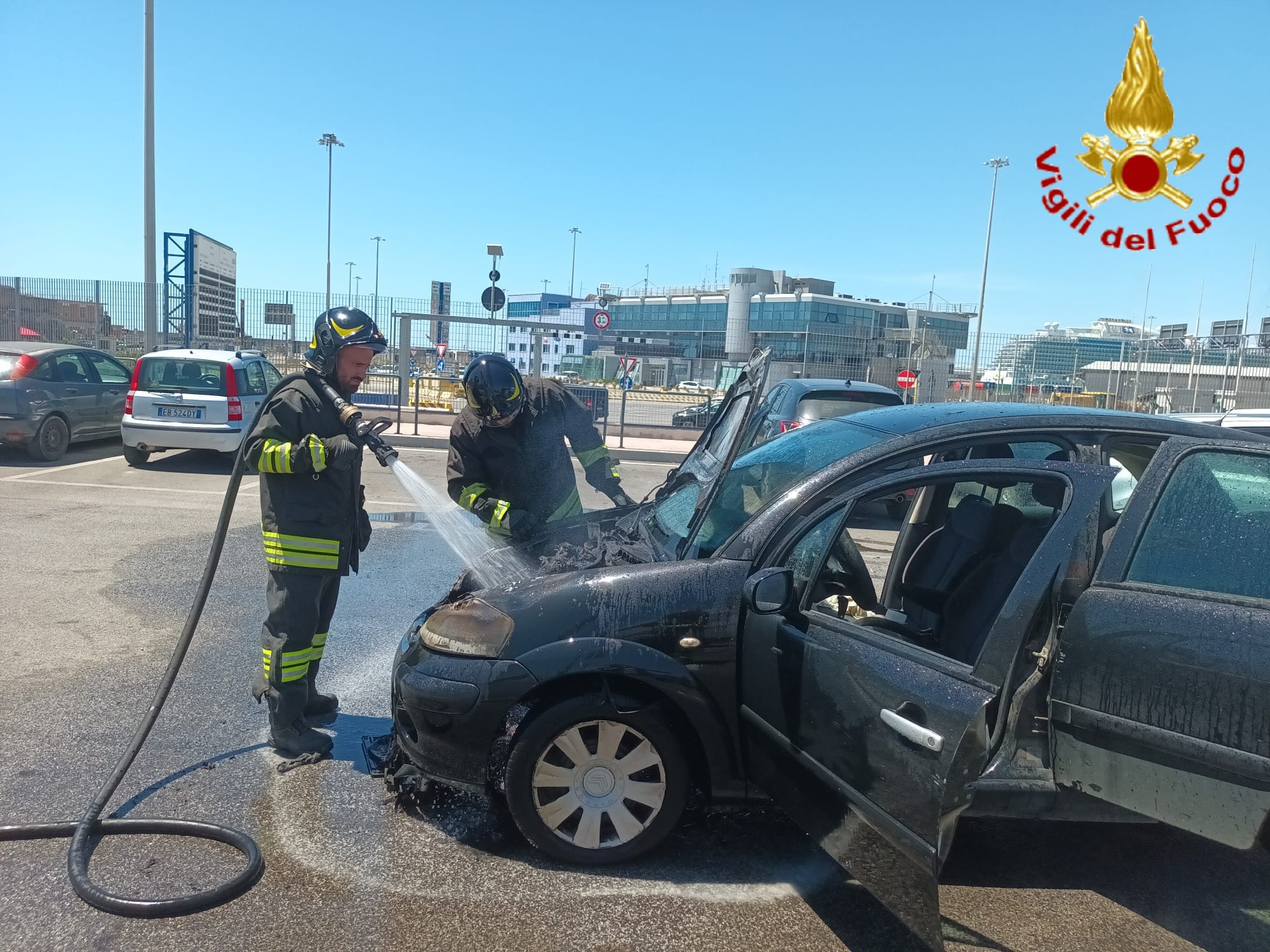 Civitavecchia – In fiamme un’auto in largo della Pace