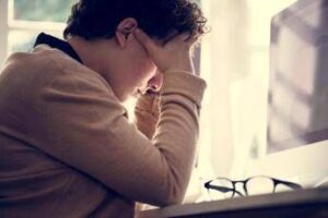 Ictus in aumento nei giovani: fattori di rischio, screening e prevenzione