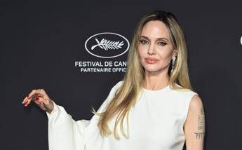 Angelina Jolie compie 50 anni, dal film mancato con gli 883 a icona mondiale