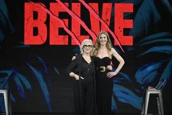 Lunetta Savino chi è, l’attrice ospite oggi a Belve: la carriera e la vita privata