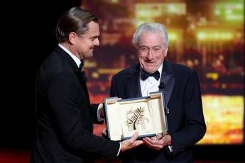 Cannes, DiCaprio consegna Palma d’Oro a De Niro: “Ha ispirato tutti noi”