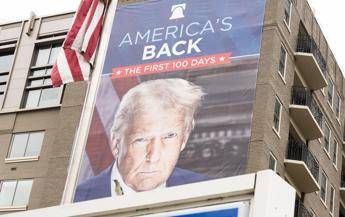 Trump lancia l’auto-deportazione, mille dollari a migranti per lasciare gli Usa