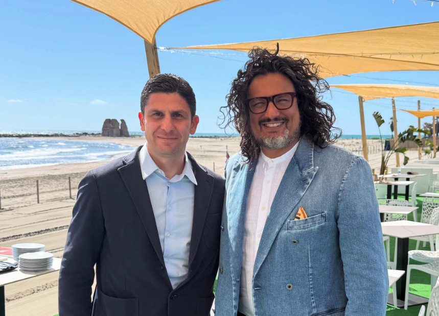 Ladispoli – Arriva Alessandro Borghese con 4 Ristoranti, foto di rito con il sindaco