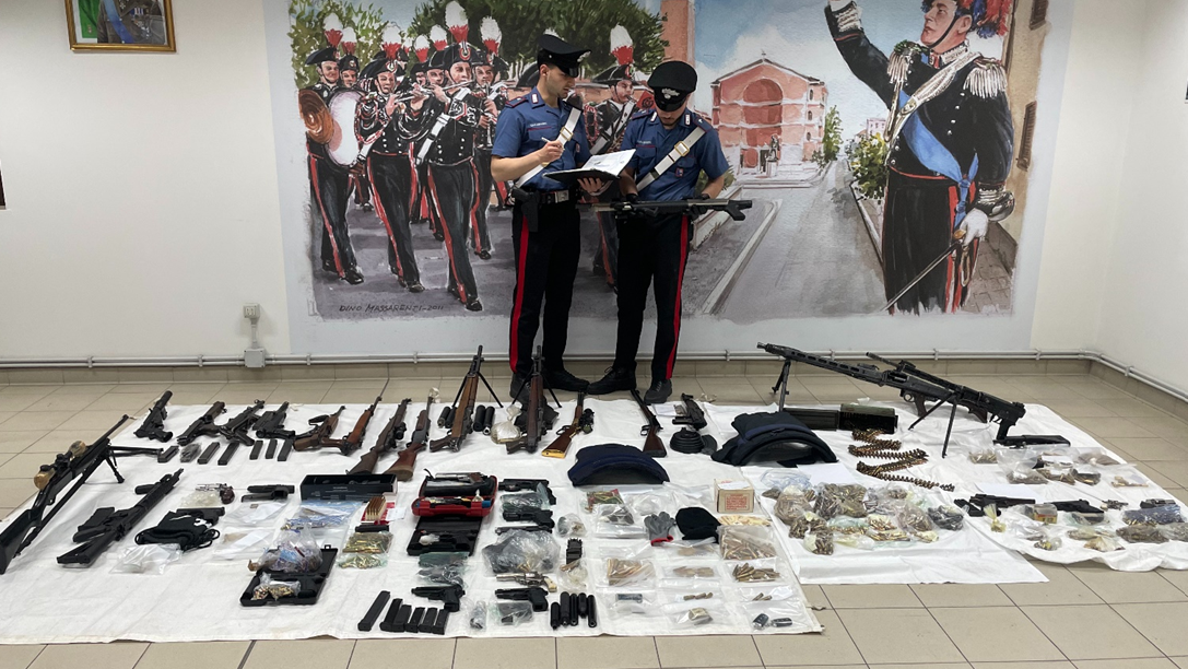 Aprilia -Scoperto arsenale da guerra e droga in casa: arrestato un 46enne